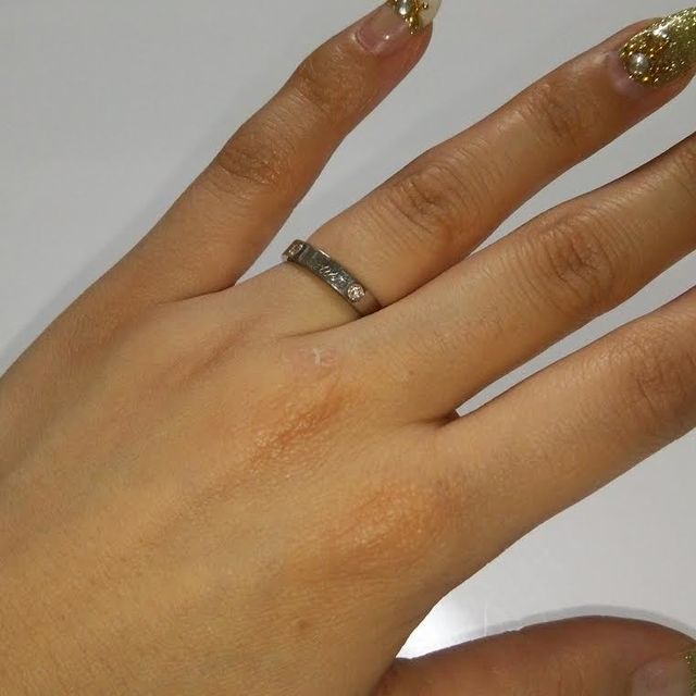 【カルティエ(Cartier)の口コミ】 結婚指輪を探していると、丸みを帯びた形が多かったのですが、夫婦お互い…