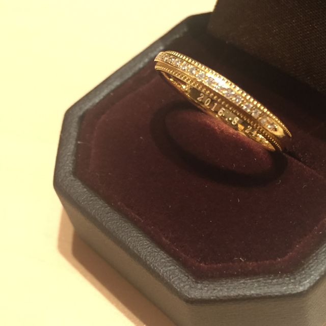 【アイプリモ(I-PRIMO)の口コミ】 婚約指輪もここでお願いしました。
ケースは婚約指輪のものです。
イエロ…