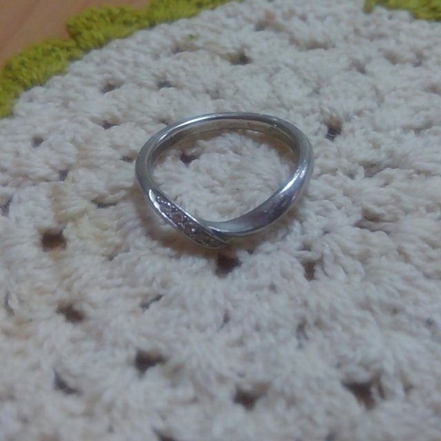 【俄(にわか)の口コミ】 指輪の形がなだらかなVの形をしていて、そこが指をきれいにみせてくれる。…