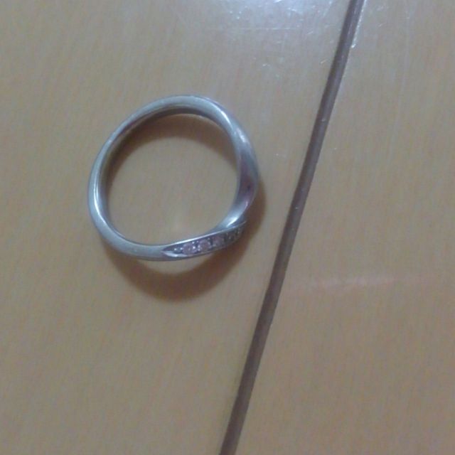 【俄(にわか)の口コミ】 指輪の形がなだらかなVの形をしていて、そこが指をきれいにみせてくれる。…