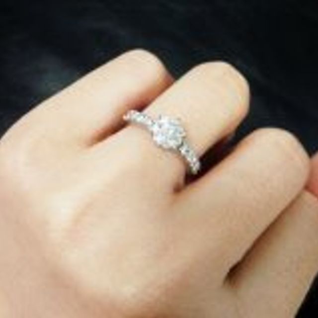 【ディズニー ブライダルコレクションの口コミ】 とにかくキラキラしてます。ダイヤが大きいです。リングの周りにもキラキ…