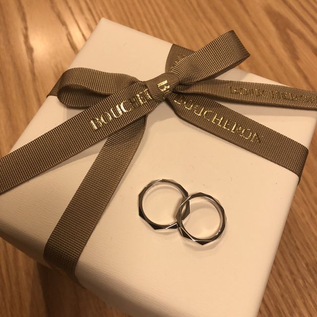 【ブシュロン(BOUCHERON)の口コミ】 シンプルなのに、存在感のあるデザイン。石を使わないのに光の当たり方で…