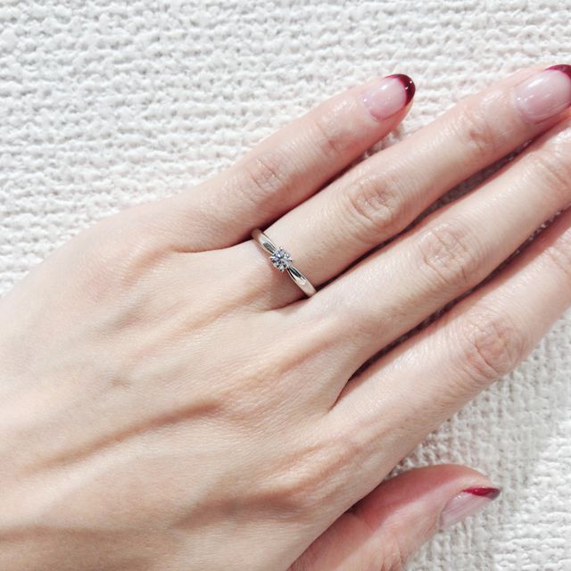 【4℃ BRIDAL(ヨンドシーブライダル)の口コミ】 彼がサプライズでプロポーズしてくれた時にこちらの婚約指輪を頂きました…