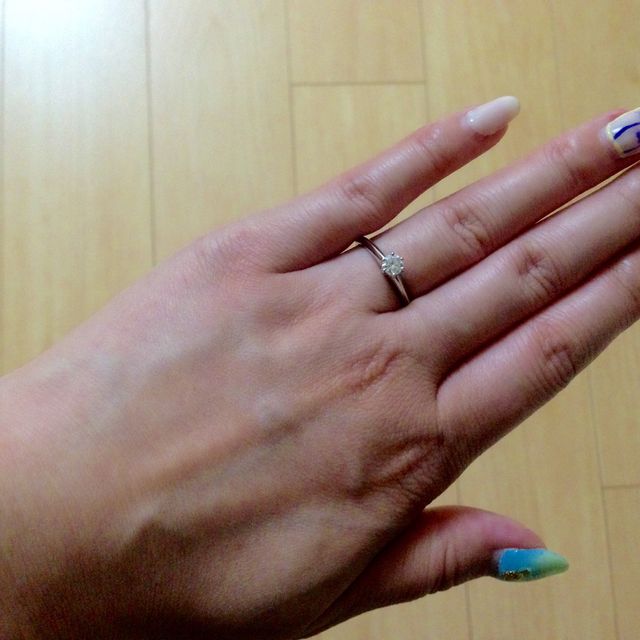 【ティファニー(Tiffany & Co.)の口コミ】 1粒ダイヤのエンゲージメントリングに憧れていたので大満足です。ダイヤが…