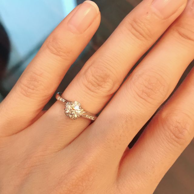 【銀座ダイヤモンドシライシの口コミ】 ダイヤモンドの質を重要視しようと思っていたので、こちらの銀座ダイヤモ…