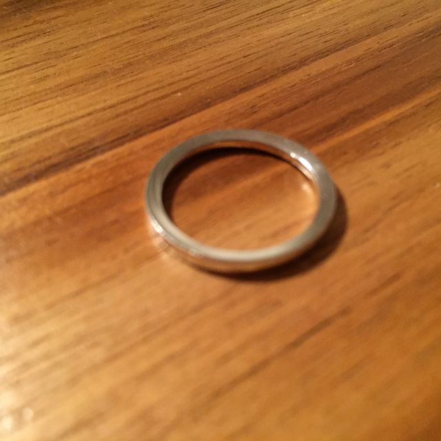 【Beams weddingの口コミ】 この指輪の一番の決め手はシンプルであることです。

もともと石の入った…