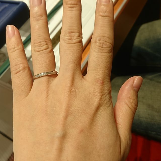 【エクセルコダイヤモンド(EXELCO DIAMOND)の口コミ】 ほどほどに太さがあり、ダイヤの華やかさがあるところが気に入りました。…