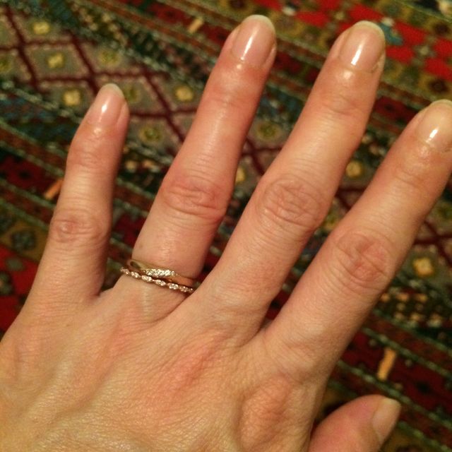 【Angejouer(アンジュエ)の口コミ】 飽きの来なそうなシンプルなデザインなのに少しカーブしているところが指…