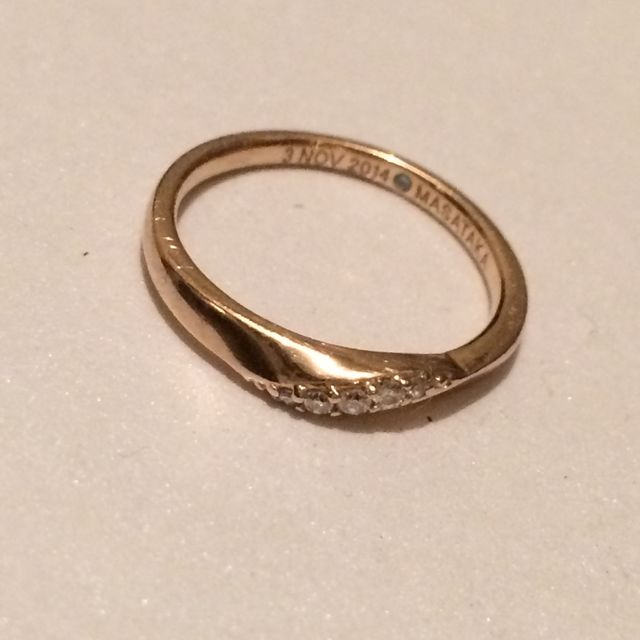 【Angejouer(アンジュエ)の口コミ】 飽きの来なそうなシンプルなデザインなのに少しカーブしているところが指…