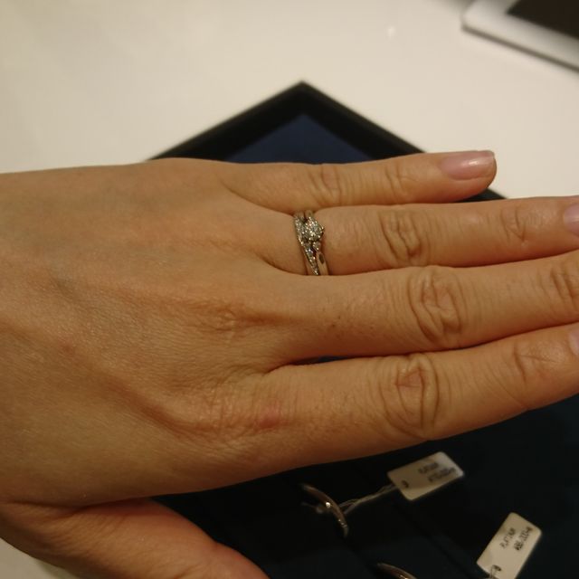 【4℃ BRIDAL(ヨンドシーブライダル)の口コミ】 プラチナの純度が特に高い「ピュアプラチナ」に惹かれました。少し細めの…