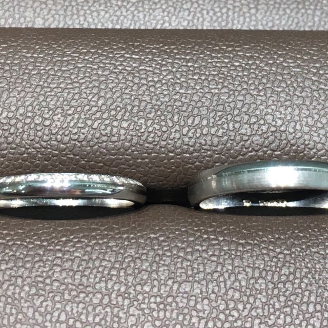 【アイプリモ(I-PRIMO)の口コミ】 女性のリングは下半分にダイヤが、男性のリングには下半分にマットな加工…