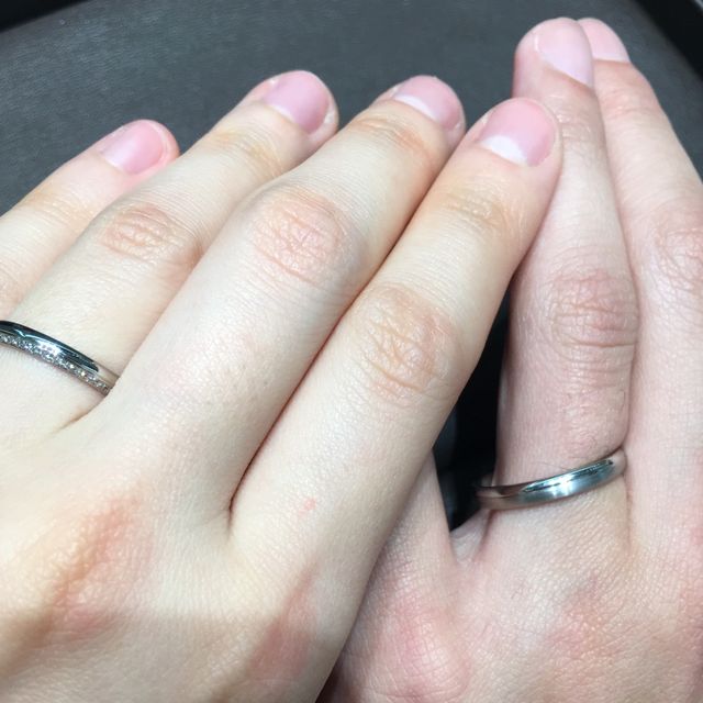 【アイプリモ(I-PRIMO)の口コミ】 女性のリングは下半分にダイヤが、男性のリングには下半分にマットな加工…