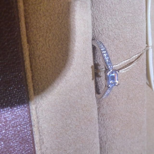 【ORECCHIO(オレッキオ)の口コミ】 エメラルドカットの上品な輝きが存在感を放つリングです。基本的にシンプ…