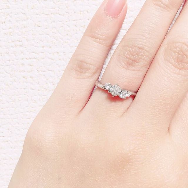 【銀座ダイヤモンドシライシの口コミ】 検討するにあたり考慮した点
・リングが細い
・大振りな飾りではなく小振…