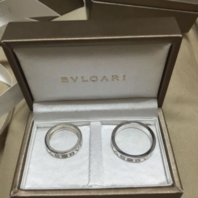 【ブルガリ(BVLGARI)の口コミ】 はじめ、一般的な結婚指輪と違い、『少し派手かな』と、思ったのですが、…