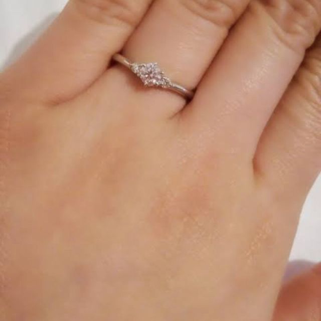 【銀座ダイヤモンドシライシの口コミ】 結婚指輪と合わせて付けたいという希望があって、シンプルなデザインを探…