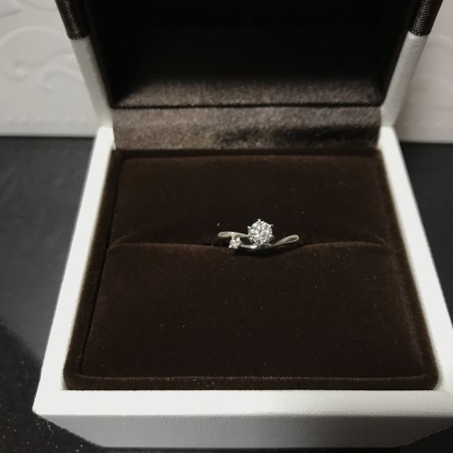 【アイプリモ(I-PRIMO)の口コミ】 決め手は高い品質のダイヤと、その隣のピンクダイヤです。
ダイヤはロシア…