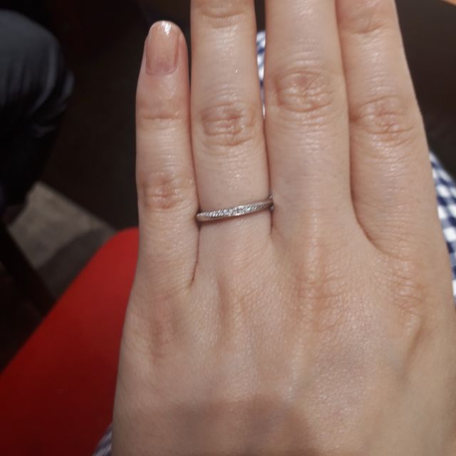 【銀座ダイヤモンドシライシの口コミ】 華奢なデザインで、斜めにひかえめにダイヤが何個か並べられているので手…