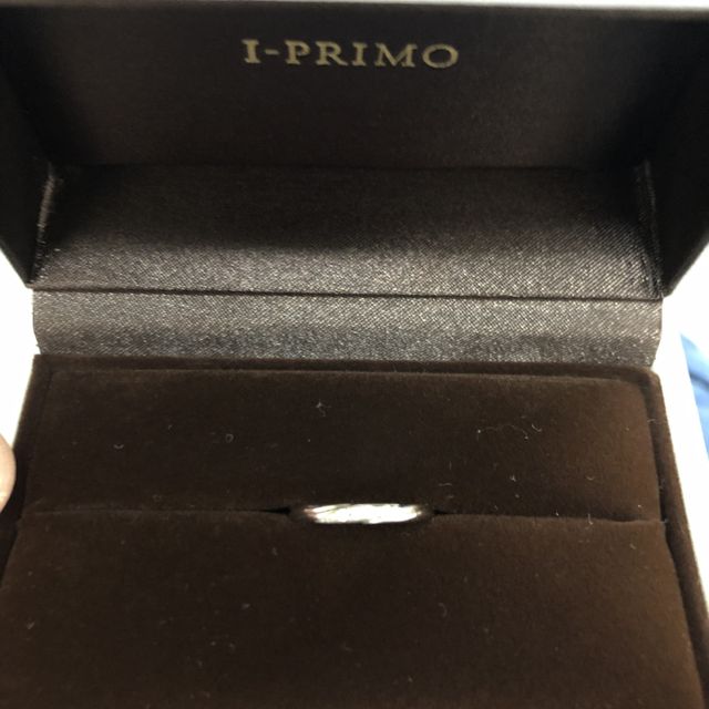 【アイプリモ(I-PRIMO)の口コミ】 カーブのある指輪を探していましたが、ストレートをつけると、指がスッと…