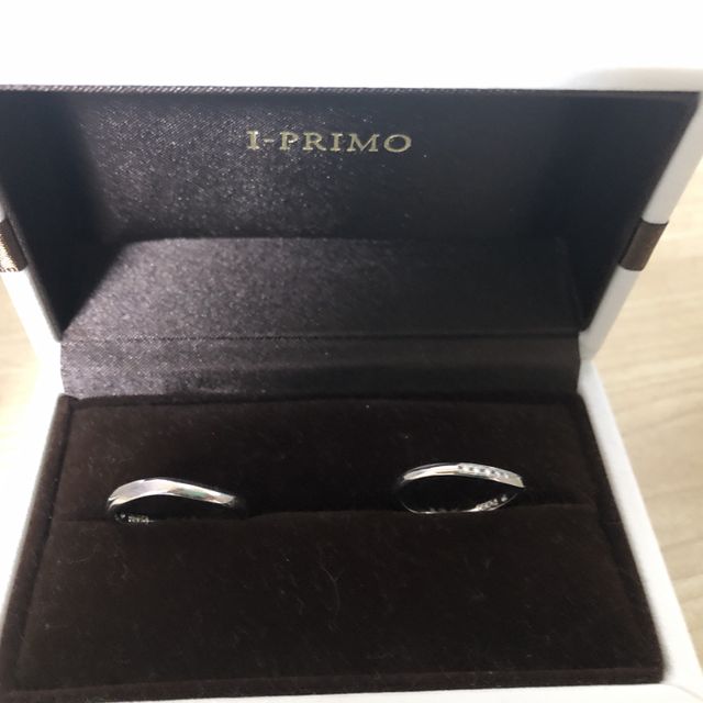 【アイプリモ(I-PRIMO)の口コミ】 デザインが地味過ぎず派手過ぎずで良かった。自分と婚約者ともに指に馴染…