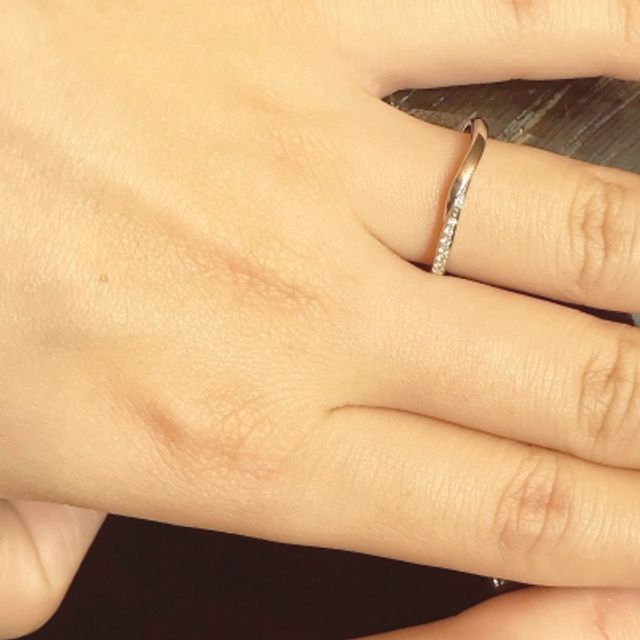 【俄(にわか)の口コミ】 川の流れをモチーフにしたリングで、シンプルですが上品で綺麗だと感じま…