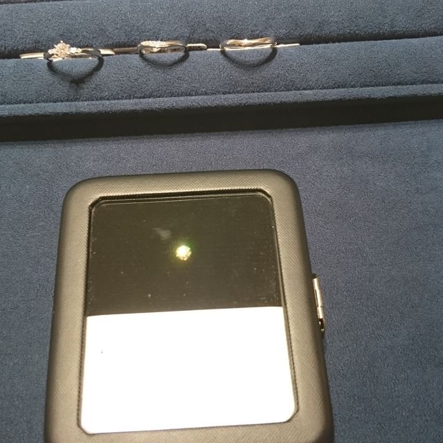 【4℃ BRIDAL(ヨンドシーブライダル)の口コミ】 センターダイヤモンドの他にサイドに4つのメレダイヤが入りとてもきれいで…