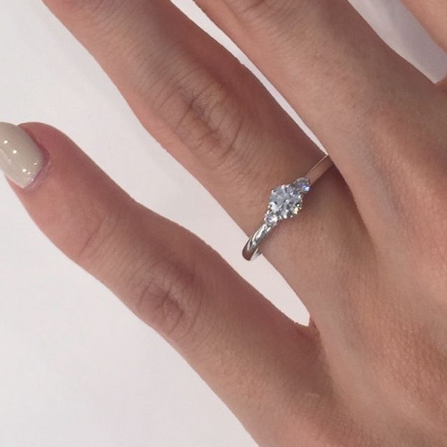 【ANTWERP BRILLIANT(アントワープブリリアント)の口コミ】 中央の大きくしっかりとした存在感のダイヤモンドがお気に入りです。全体…