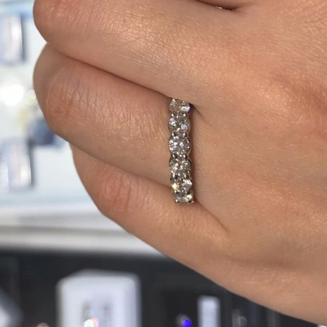 【VENUS TEARS(ヴィーナスティアーズ)の口コミ】 ハーフエタニティリングであり、リングの幅がしっかりとしているので華や…