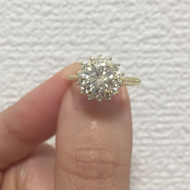【GALA JEWELRY(ガラジュエリー)の口コミ】 当初、結婚指輪と同じブシュロンの婚約指輪を検討していましたが、ダイヤ…