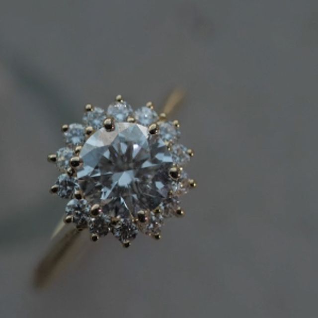 【GALA JEWELRY(ガラジュエリー)の口コミ】 当初、結婚指輪と同じブシュロンの婚約指輪を検討していましたが、ダイヤ…