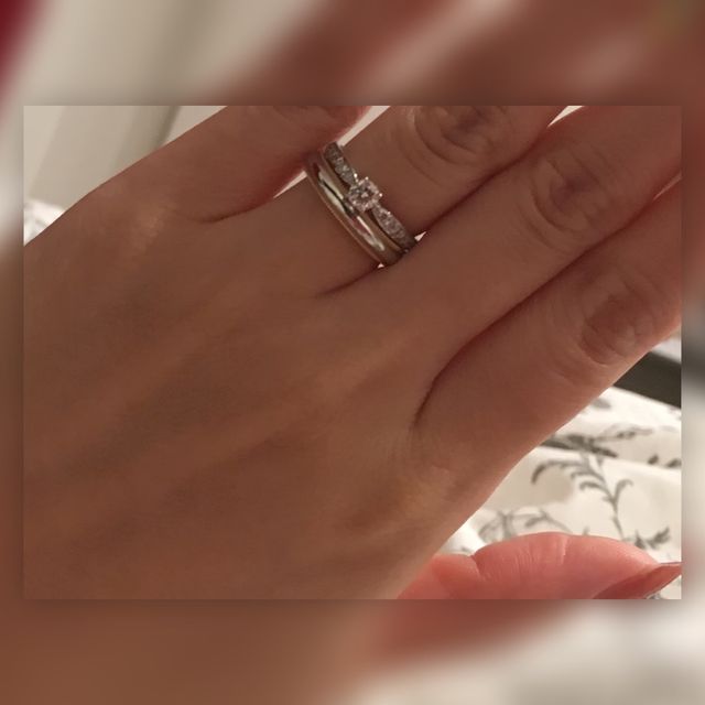 【ティファニー(Tiffany & Co.)の口コミ】 婚約指輪と結婚指輪を重ね付けしたかったので、ラウンドの結婚指輪を探し…