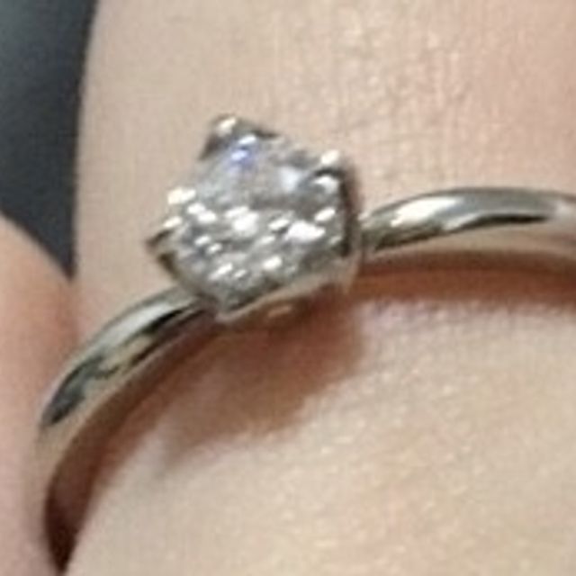 【俄(にわか)の口コミ】 石が綺麗にとまっていた。
日本ブランドで指へのフィット感がかなりよかっ…