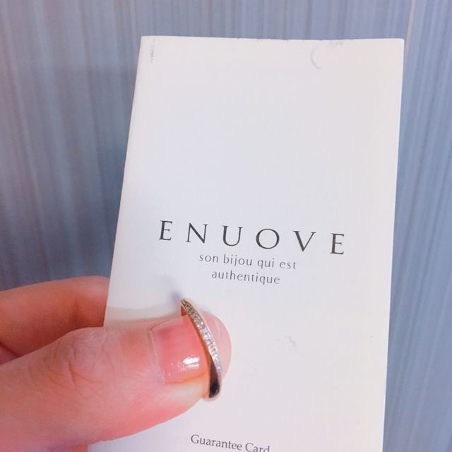 【ENUOVE(イノーヴェ)の口コミ】 シンプルでかわいいデザインが決め手になりました。
ダイヤが並んでいて両…