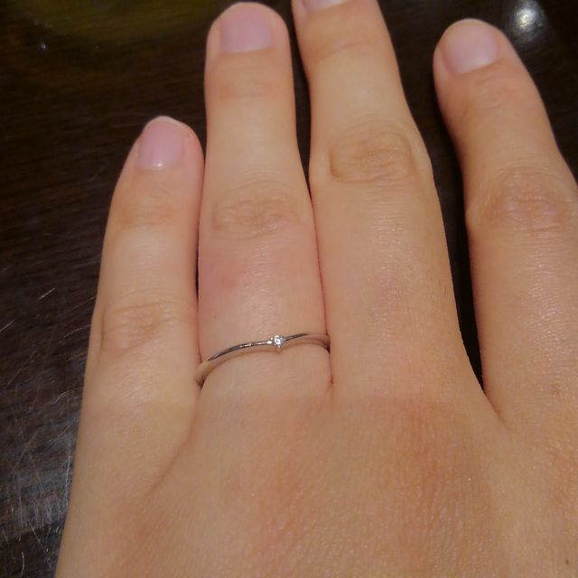 【ケイウノ ブライダル(K.UNO BRIDAL)の口コミ】 指が細く見えるデザインでダイヤモンドもちょこっとのっていて主張しない…