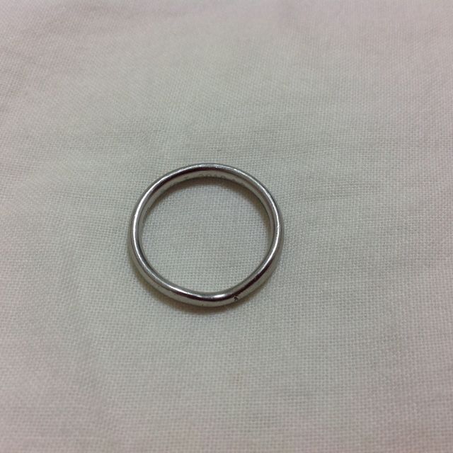 【ティファニー(Tiffany & Co.)の口コミ】 この形は変わらずに、リング自体の太さが細いのと太いのと2種類ありました…