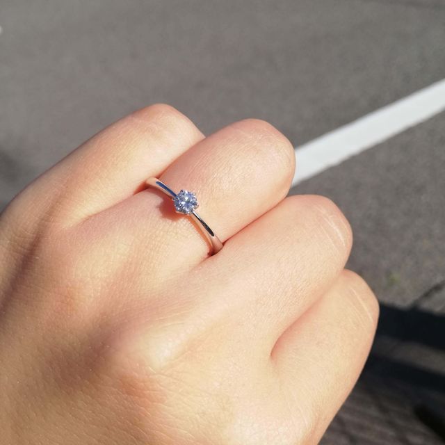 【ROYAL ASSCHER(ロイヤル・アッシャー)の口コミ】 太陽の光で撮った写真なので伝わりにくいですが、室内の照明の下で見た真…