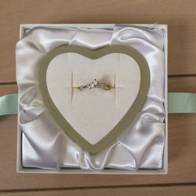 【A・D・A(エー・ディー・エー)の口コミ】 指が太く見えるものが嫌だという話をしていたので、普通の輪のタイプでは…