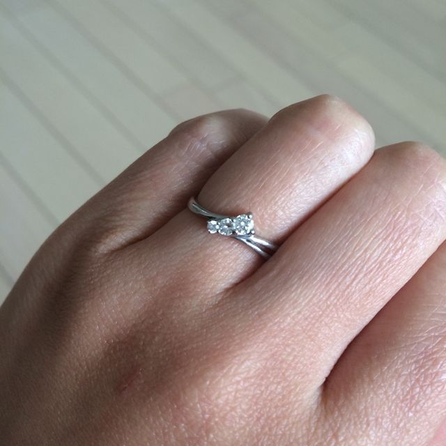 【A・D・A(エー・ディー・エー)の口コミ】 指が太く見えるものが嫌だという話をしていたので、普通の輪のタイプでは…