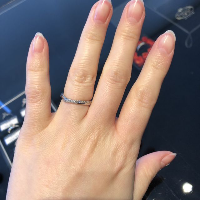 【銀座ダイヤモンドシライシの口コミ】 こちらの指輪に一目惚れしました！好みのV字で細身のデザインで流れるよう…