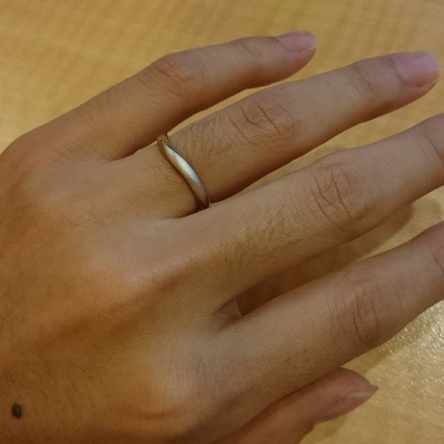 【銀座ダイヤモンドシライシの口コミ】 シンプルで着け心地の良さが決め手でした。私はずっと指輪を着けていたい…