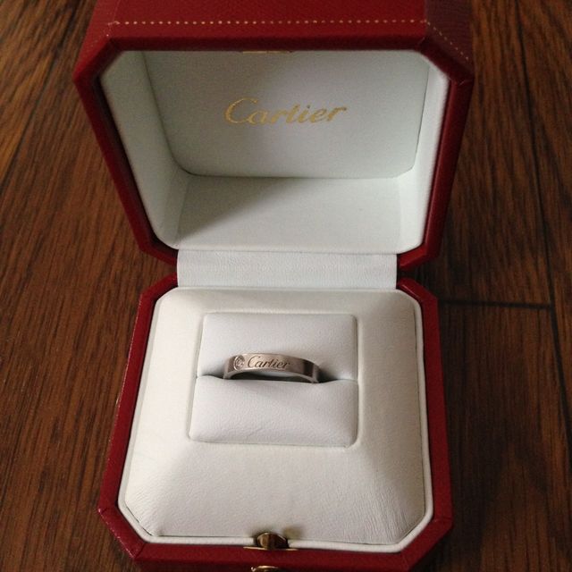 【カルティエ(Cartier)の口コミ】 シンプルながら一粒ダイヤが付いているのがポイントだと思います。他社で…