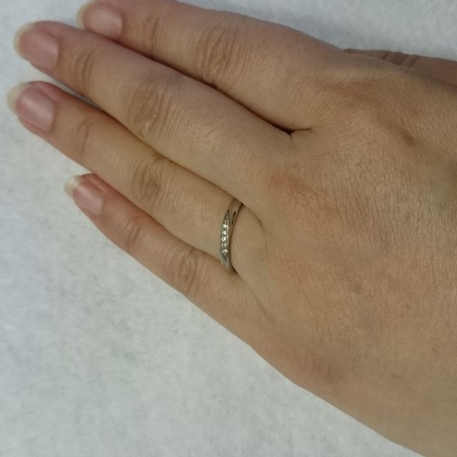 【4℃ BRIDAL(ヨンドシーブライダル)の口コミ】 シンプルなデザインだけど女性らしいS字カーブが入り、ダイヤのラインに沿…
