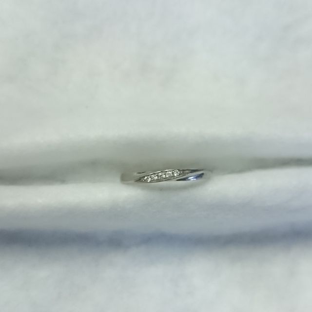 【4℃ BRIDAL(ヨンドシーブライダル)の口コミ】 シンプルなデザインだけど女性らしいS字カーブが入り、ダイヤのラインに沿…