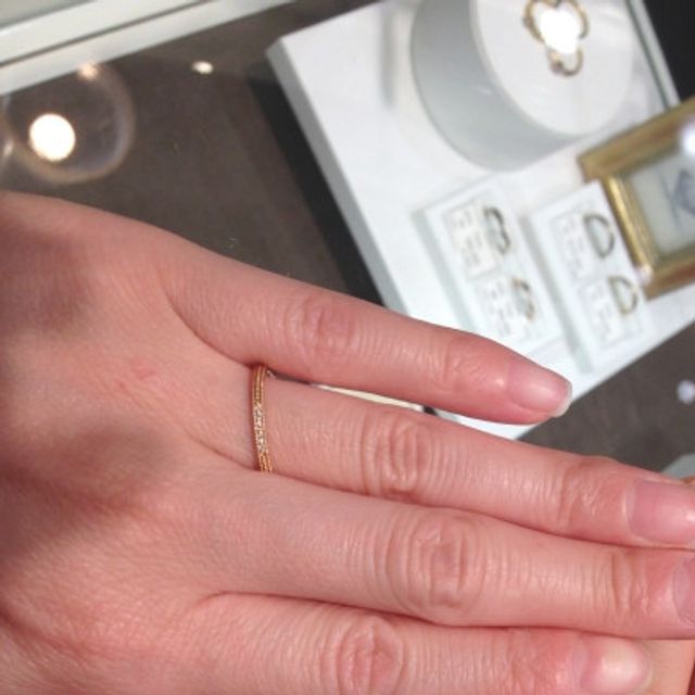 【A・D・A(エー・ディー・エー)の口コミ】 普段あまり指輪を着けないため、幅が狭くシンプルで上品な印象の指輪を探…