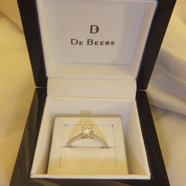 【デビアス(DE BEERS)の口コミ】 指につけても邪魔にならない細めのリングを探していたところ、何軒か見て…