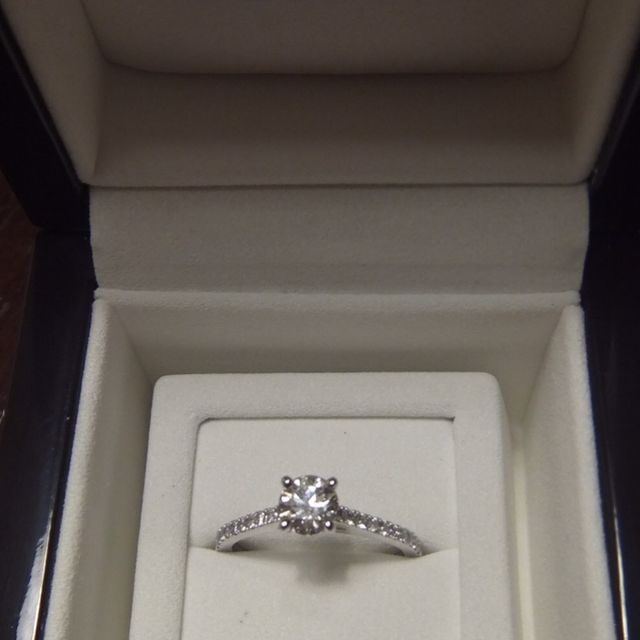 【デビアス(DE BEERS)の口コミ】 指につけても邪魔にならない細めのリングを探していたところ、何軒か見て…