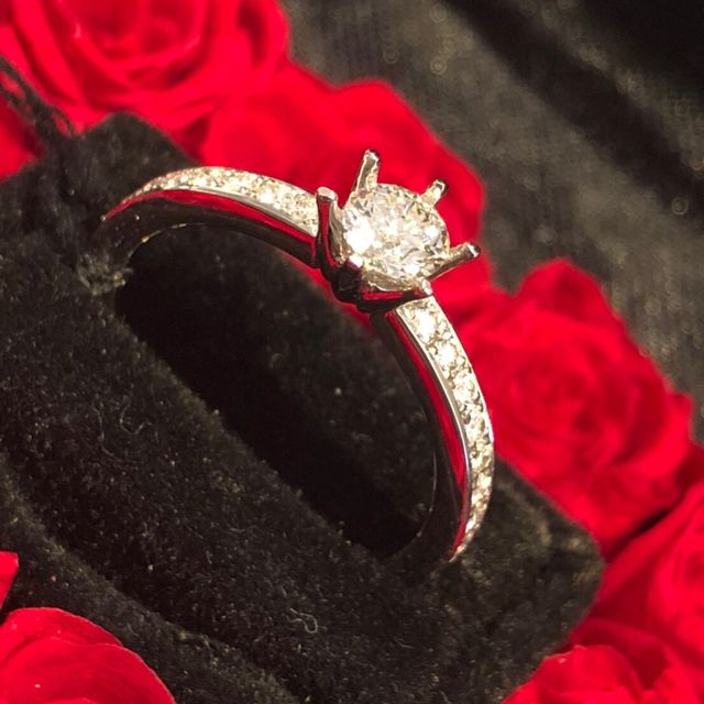 【エクセルコダイヤモンド(EXELCO DIAMOND)の口コミ】 中央にダイヤがあり、その周りをキラキラと輝いているデザインを求めてい…