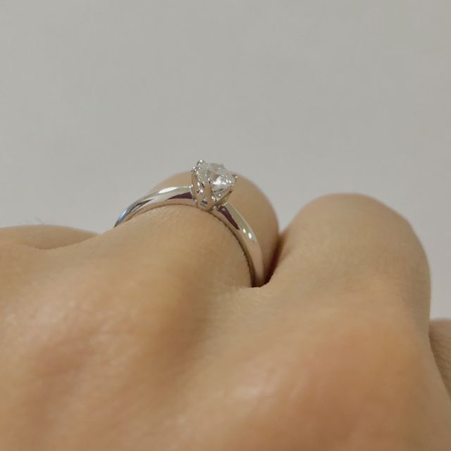 【銀座ダイヤモンドシライシの口コミ】 クオリティと価格のバランスが良かったこと。

シンプルなラインの一粒ダ…