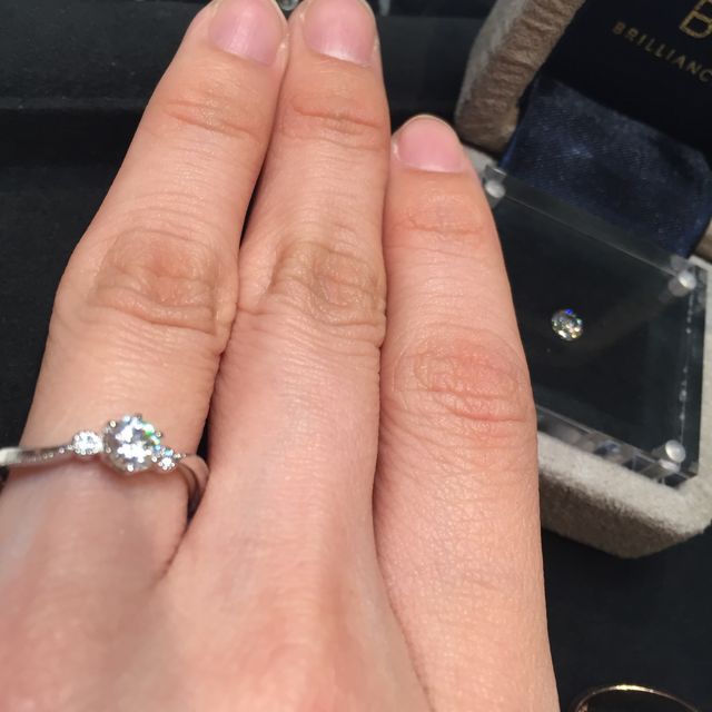【BRILLIANCE+(ブリリアンスプラス)の口コミ】 結婚指輪とのバランスが良く、綺麗めなデザインとプロポーズのときに頂い…