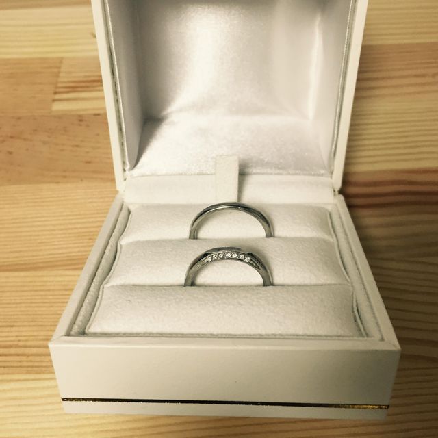 【4℃ BRIDAL(ヨンドシーブライダル)の口コミ】 一見、シンプルなデザインなのですが、側面にダイヤがついているので、見…